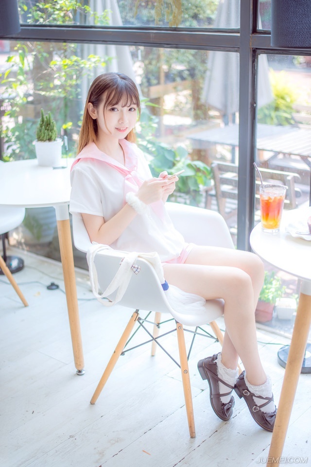 “王印不能动。”刘备摇了摇头，这点上他还是很清醒的，如果能够攻破洛阳，将吕布赶回关中的话，这块王印，如今已经成为了烫手的山芋，刘备是绝不能碰，哪怕他确实有着封王的资格也不行，没有实力，而且也没有打破关中，凭什么封王？